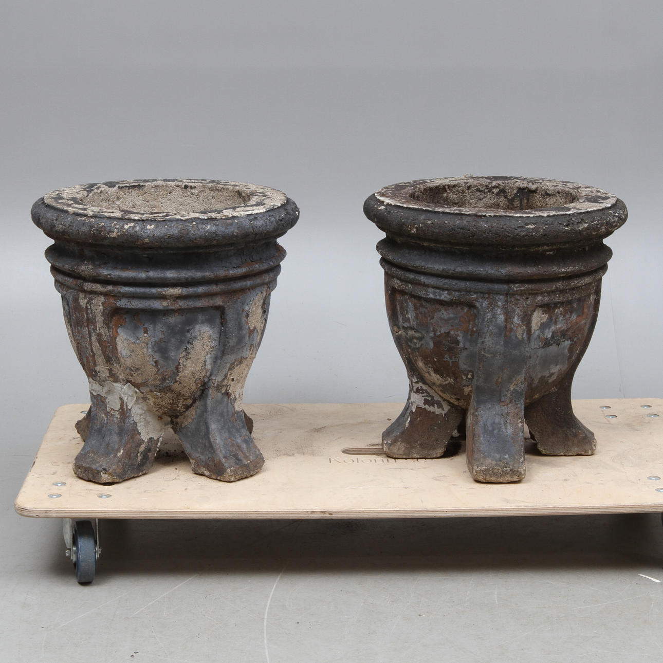 TRÄDGÅRDSURNOR, 1 par, betong/stenmassa. (1).