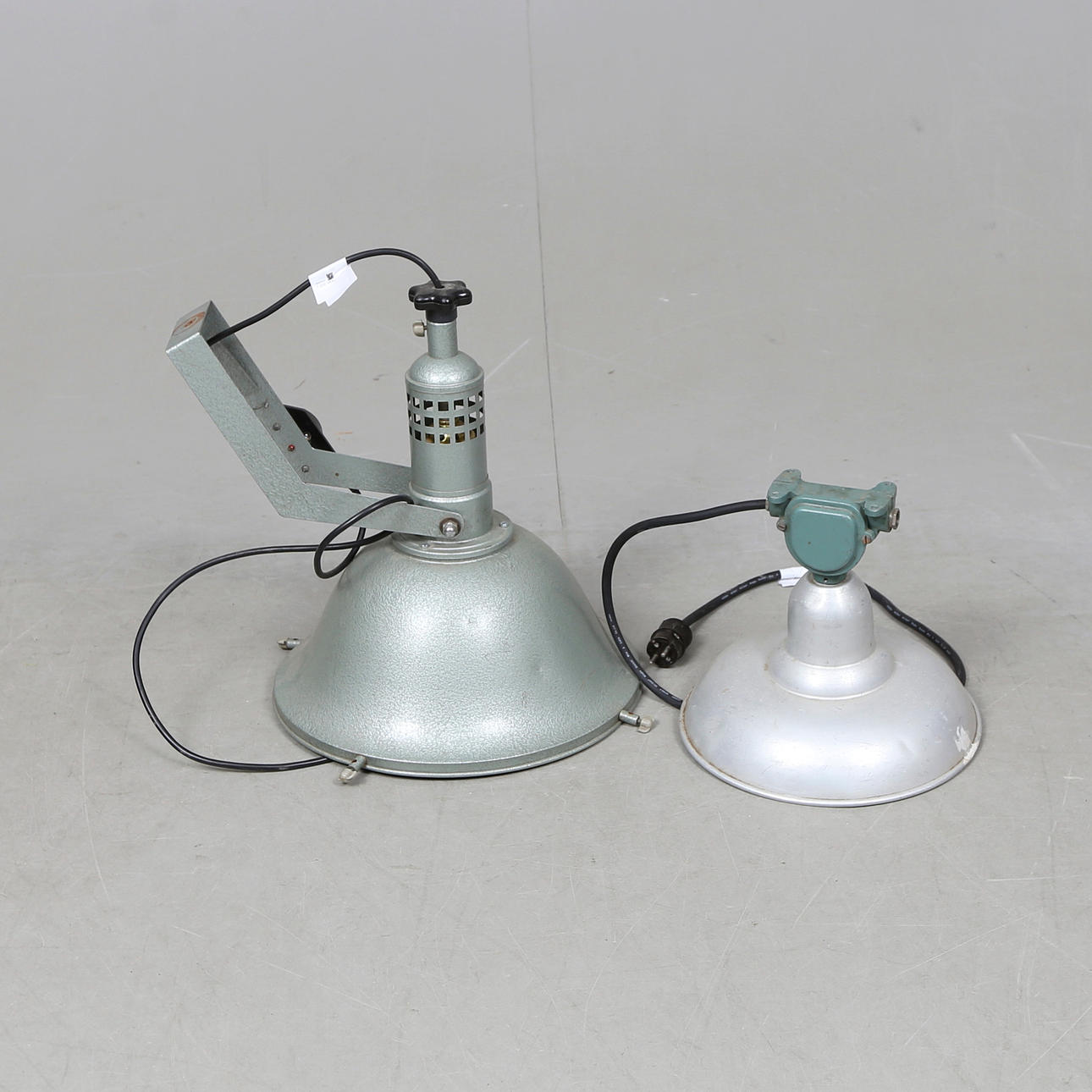 INDUSTRIARMATURER, 2 st, plåt, 1900-tal.