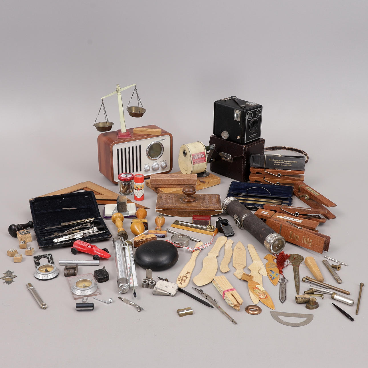 SKRIVBORDSARTIKLAR, KAMERA, KLOCKRADIO.