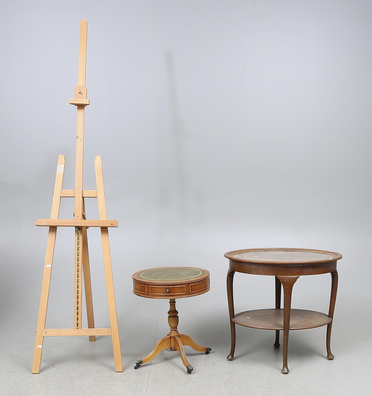 BORD, 2 st samt TAVELSTAFFLI, 1900-tal.