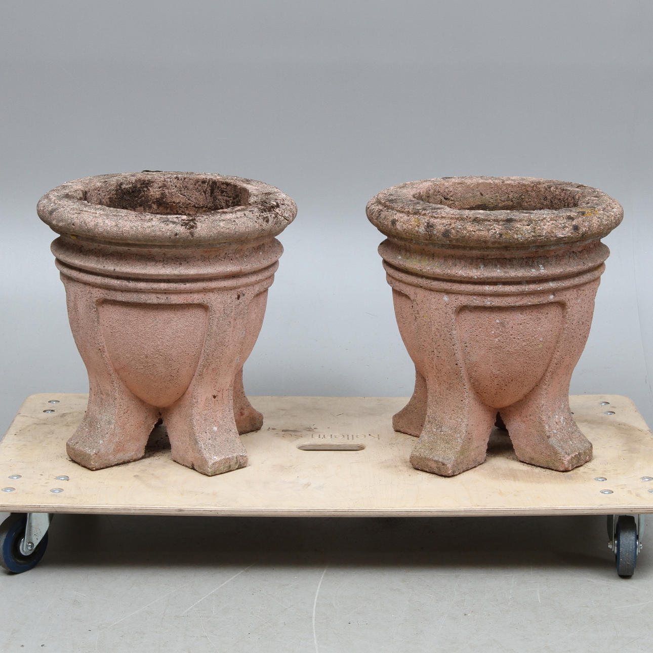 TRÄDGÅRDSURNOR, 1 par, betong/stenmassa. (2).