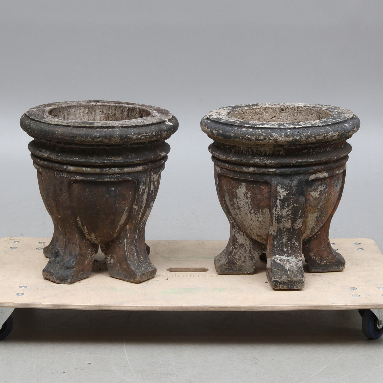 TRÄDGÅRDSURNOR, 1 par, betong/stenmassa. (3).