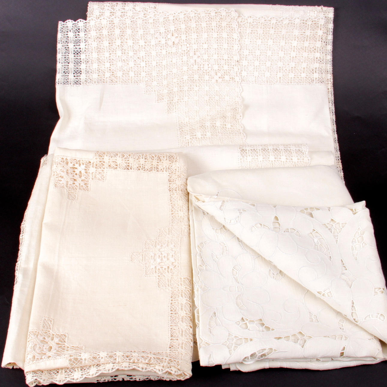 DUKAR, 3 st. Linne, varav ena 312 x 65 cm, 1900-tal.