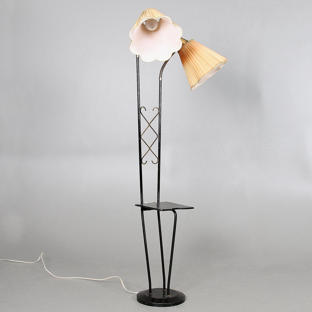 GOLVLAMPA med BORD, 1940/50-tal.