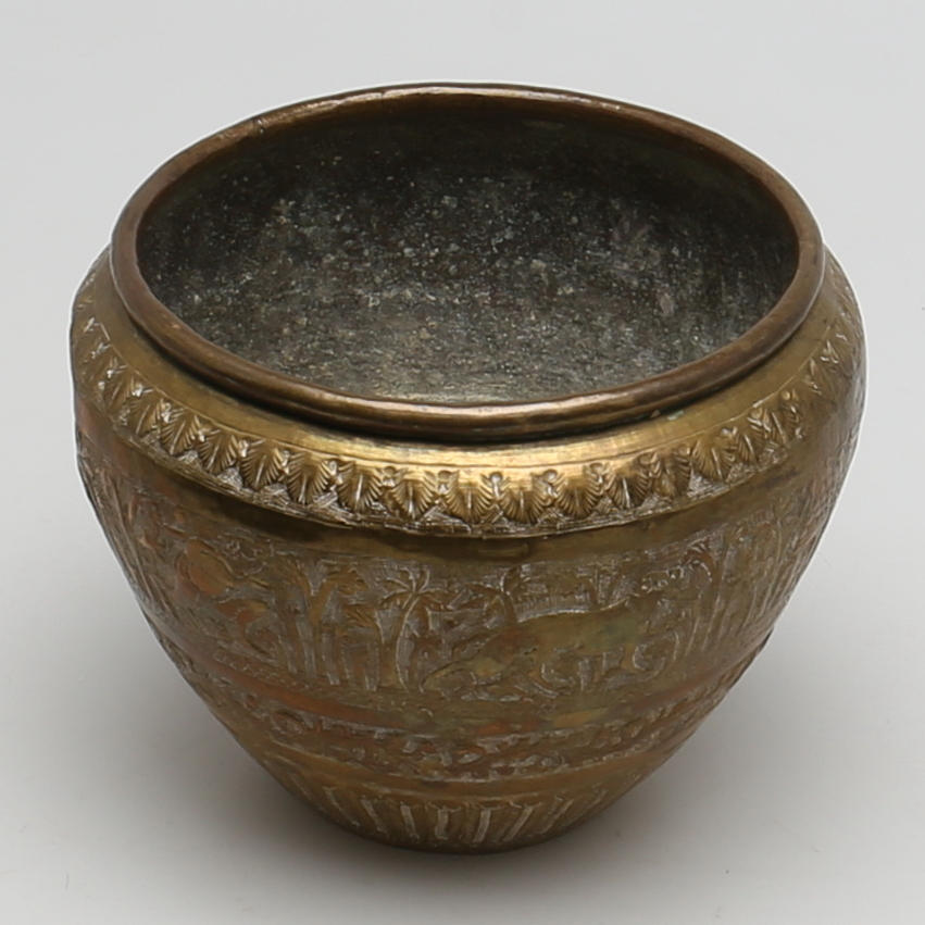 YTTERFODER i mässing. Troligen Indien. 1800/1900-tal. Stämplad.