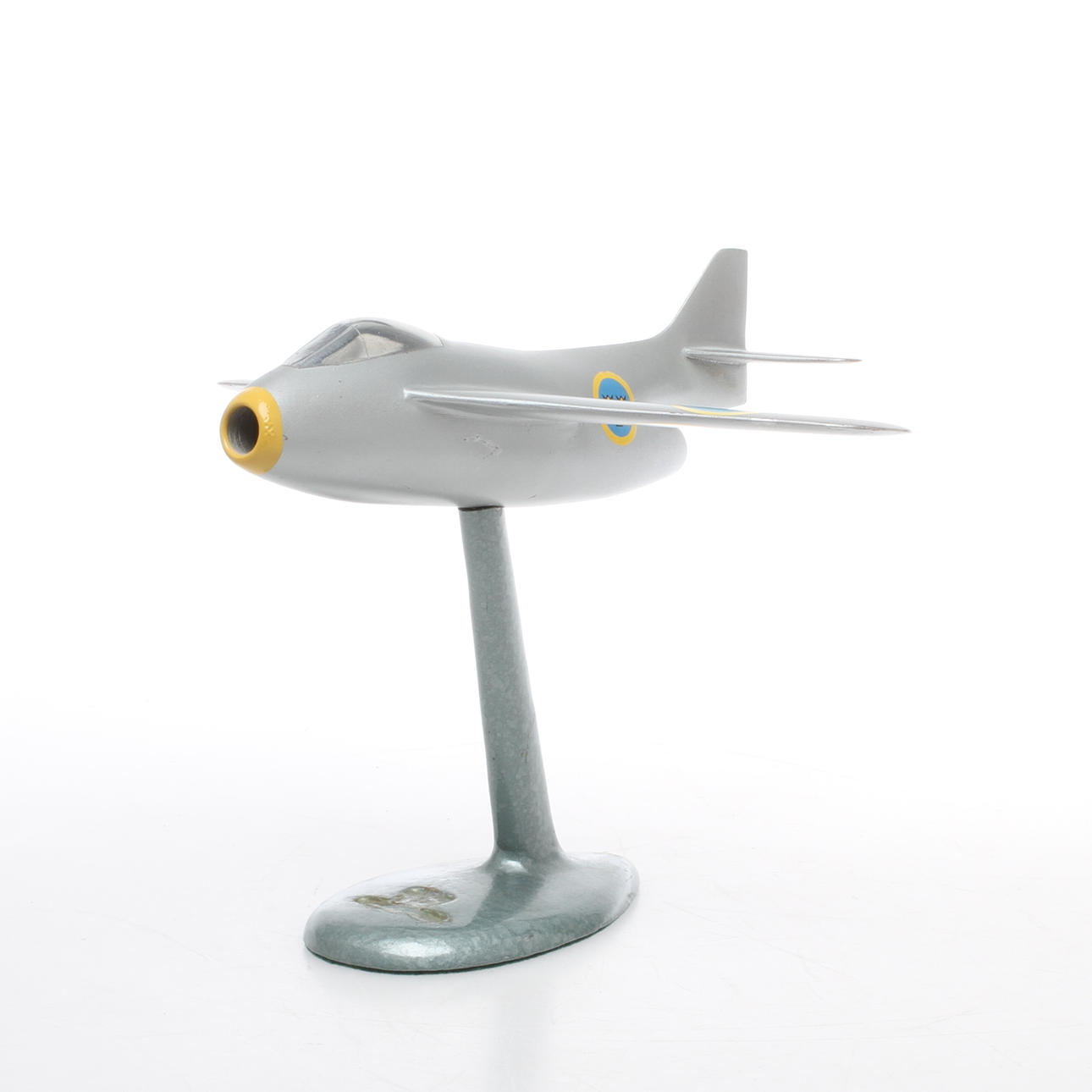 MODELLFLYGPLAN SAAB 29 TUNNAN. METALL på stativ. 1900-tal.