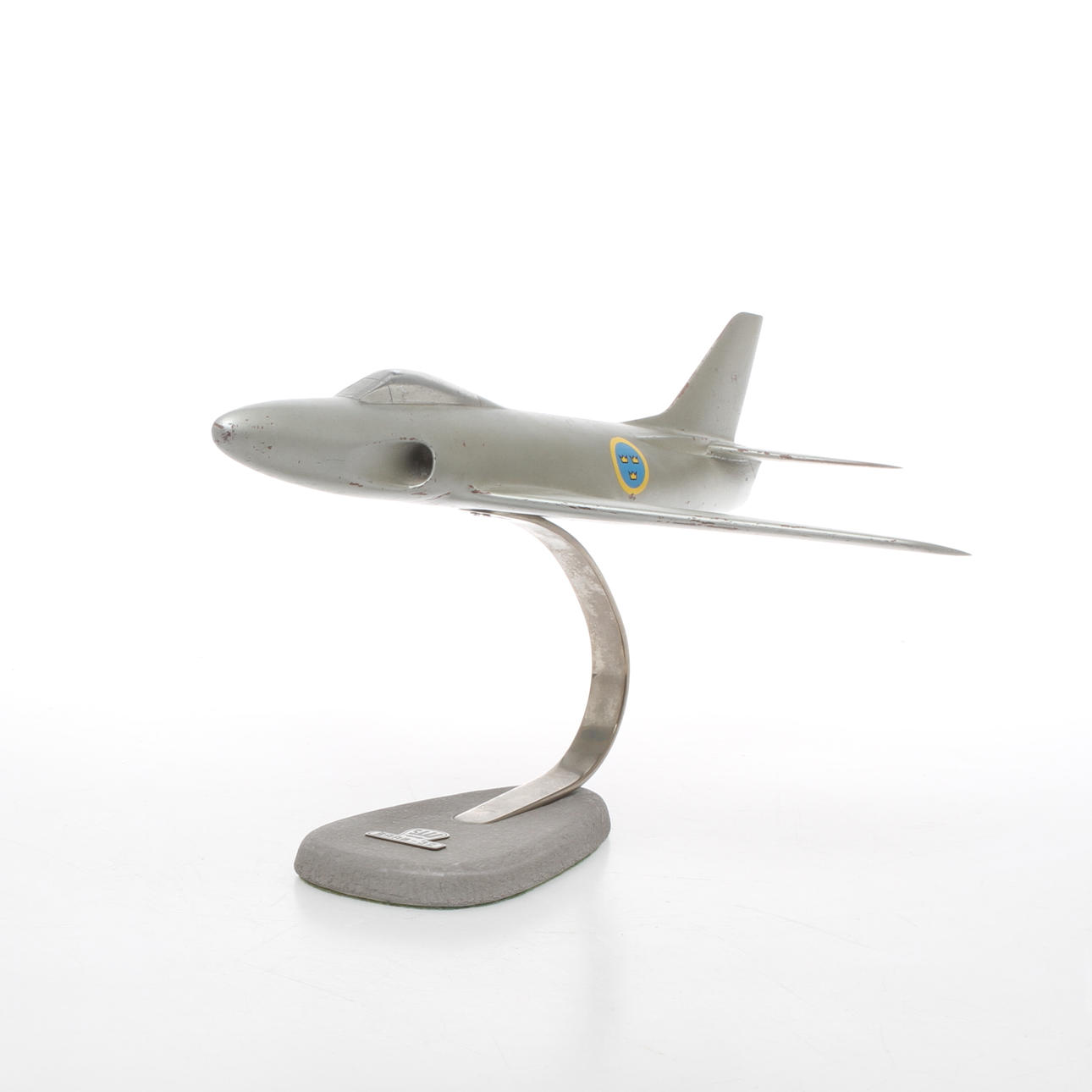 MODELLFLYGPLAN SAAB 32 LANSEN. METALL på stativ. 1900-tal.