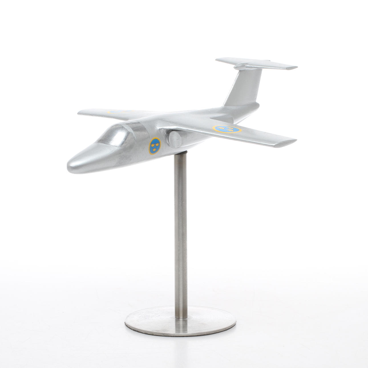 MODELLFLYGPLAN SAAB 105 SK60. METALL på stativ. 1900-tal.