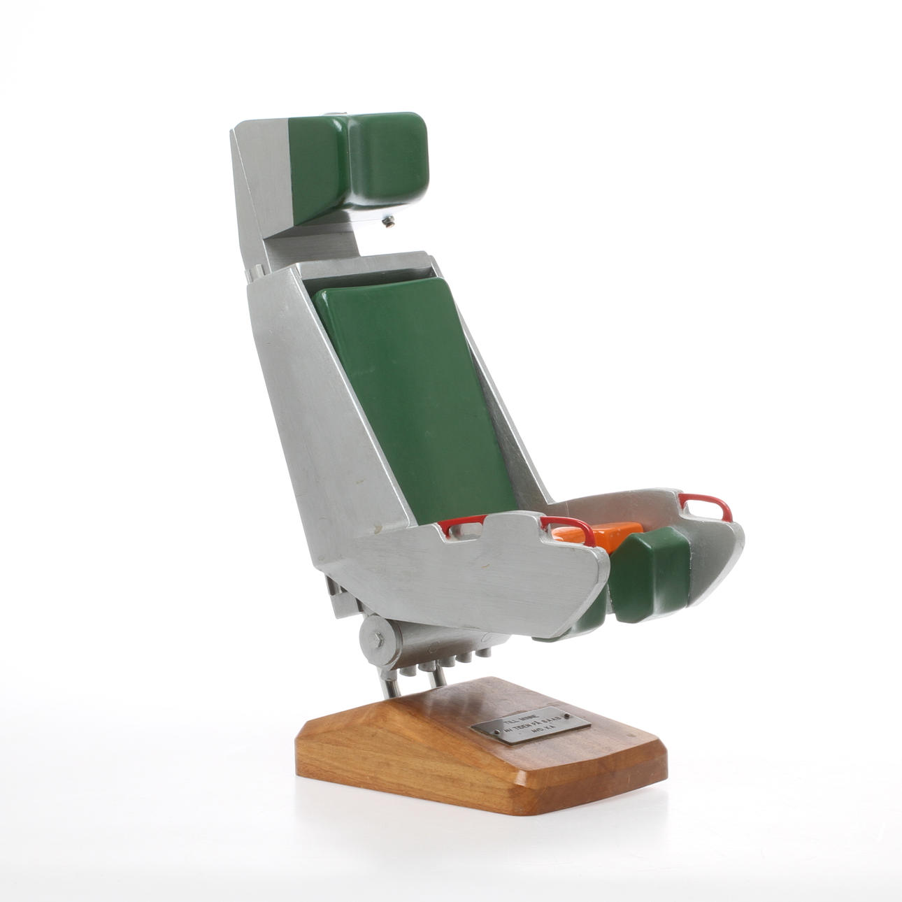 MODELL trä av FLYGPLANSSTOL SAAB 35 eller 37 DRAKEN / VIGGEN. träfot med plakett.