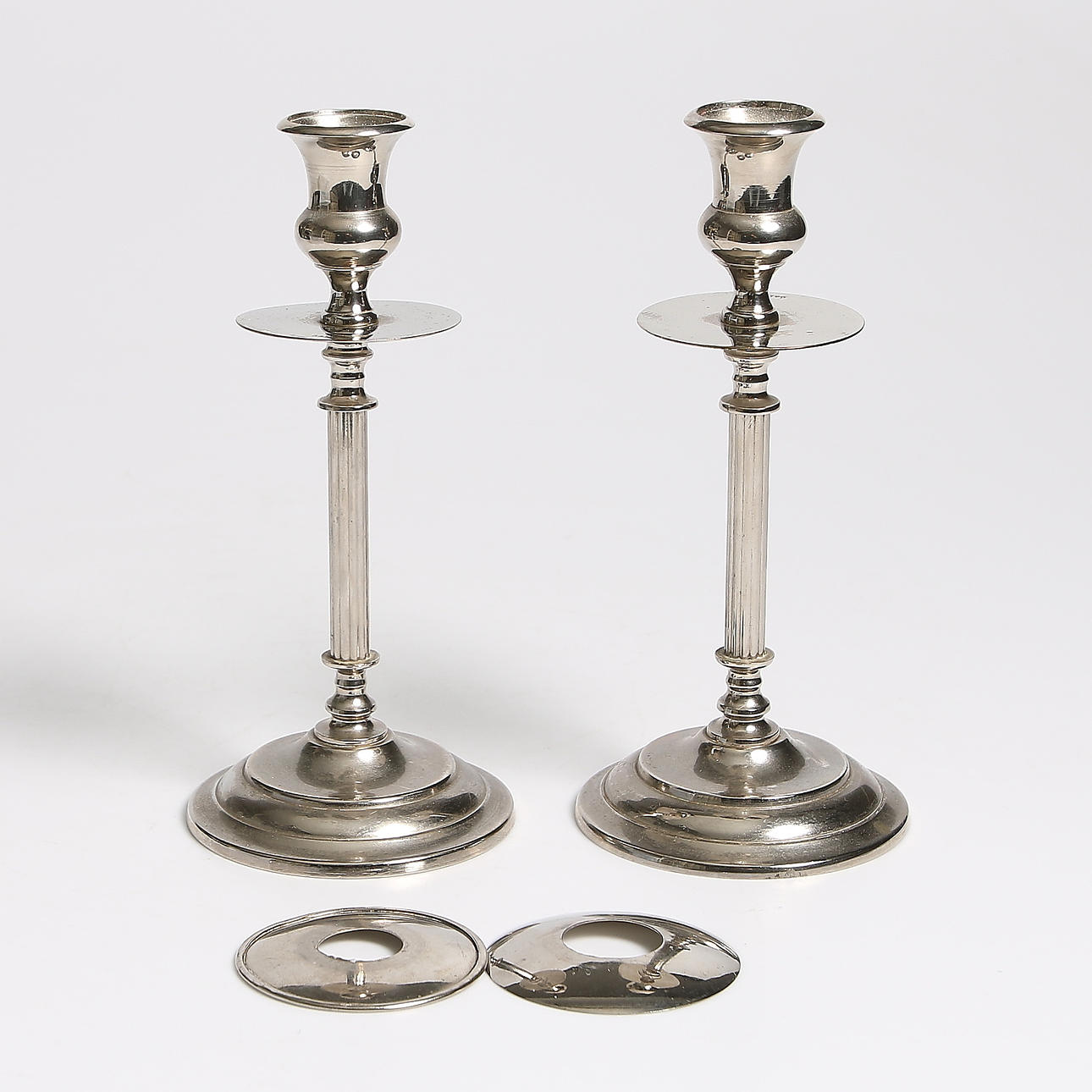 LJUSSTAKAR, 1 par, vitmetall, gustaviansk stil, stämplade "Ö&L", 1900-talets första hälft.