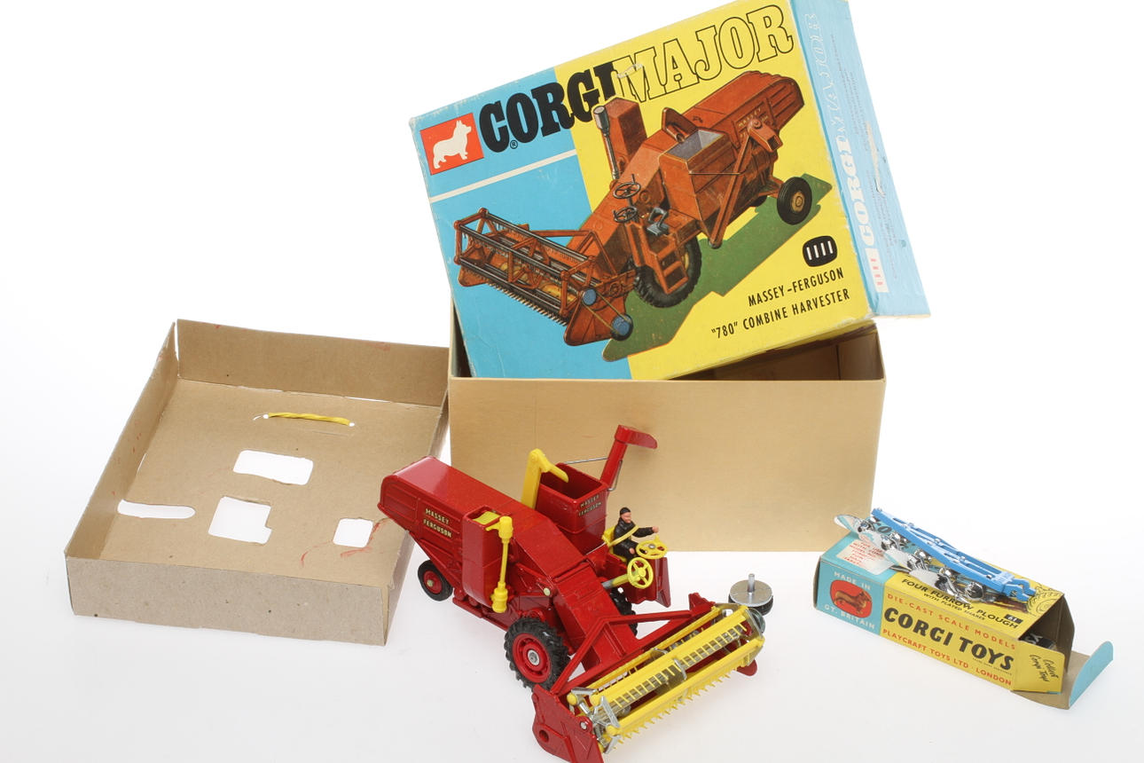 MODELLBILAR CORGI Skördetröska och 61 plog. Alla i originalkartonger. Fyra kataloger CORGI och DINKY.