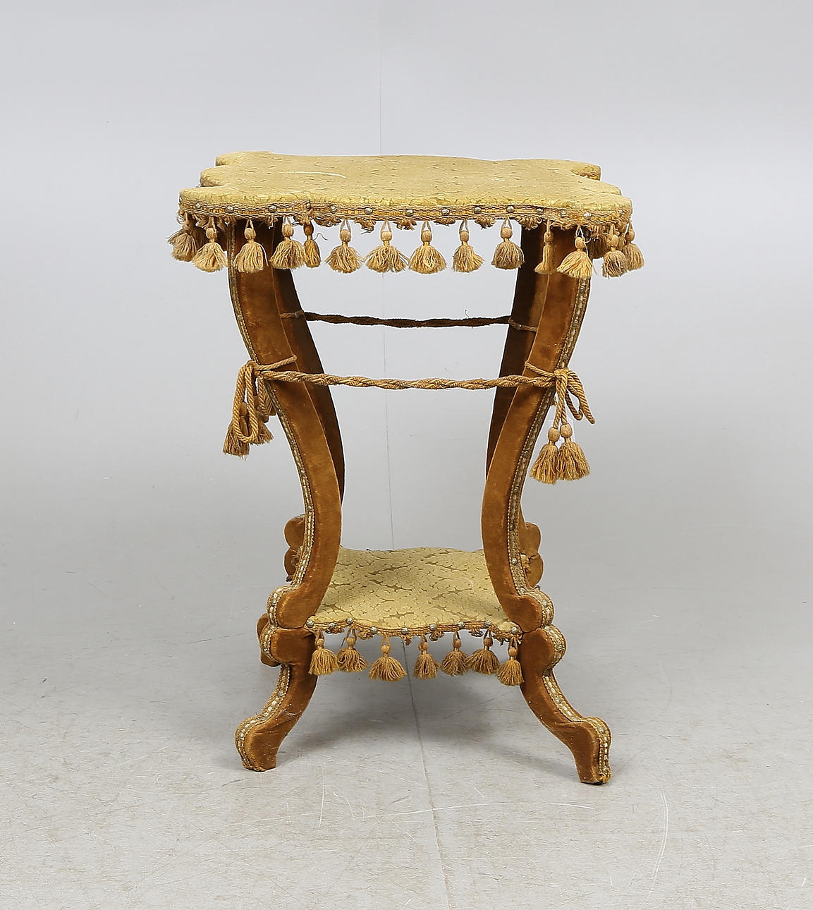 BORD, tapetserar-stil, 1900-tal.