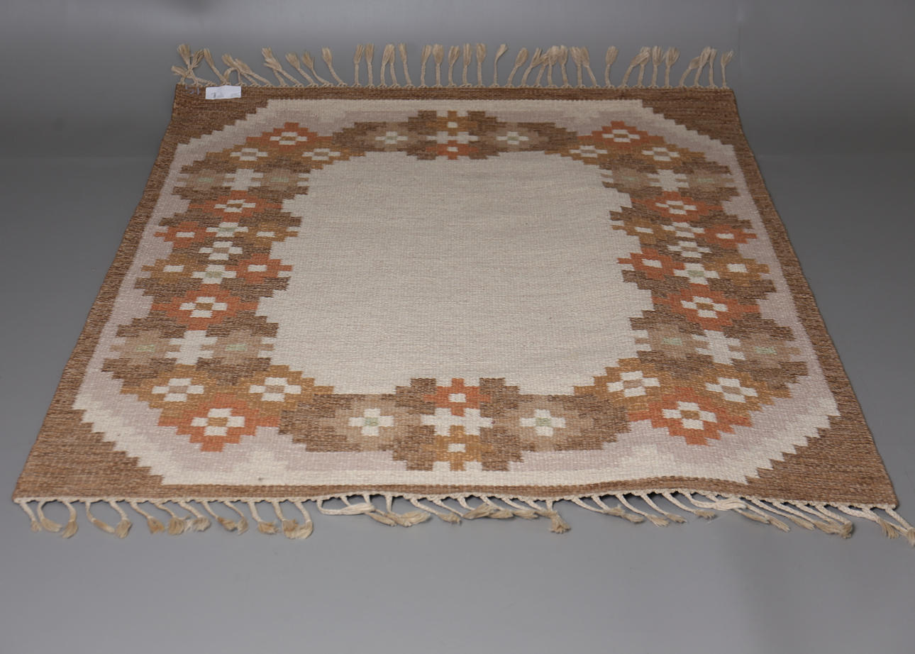 MATTA. Röllakan. Ingegerd Silow. Mått 198x138 cm. Märkt IS.