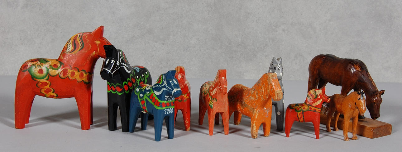 PARTI DALAHÄSTAR, 8 st och 2 st skurna hästar.