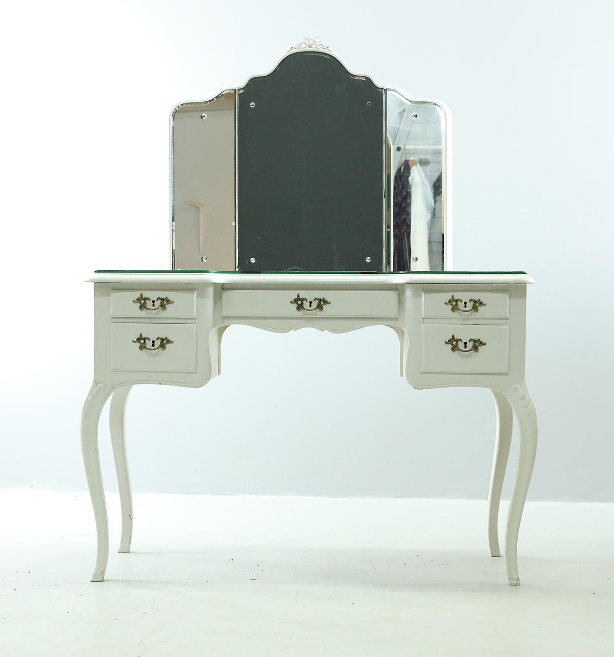 DRESSING TABLE, Louis XV style, 20th century.