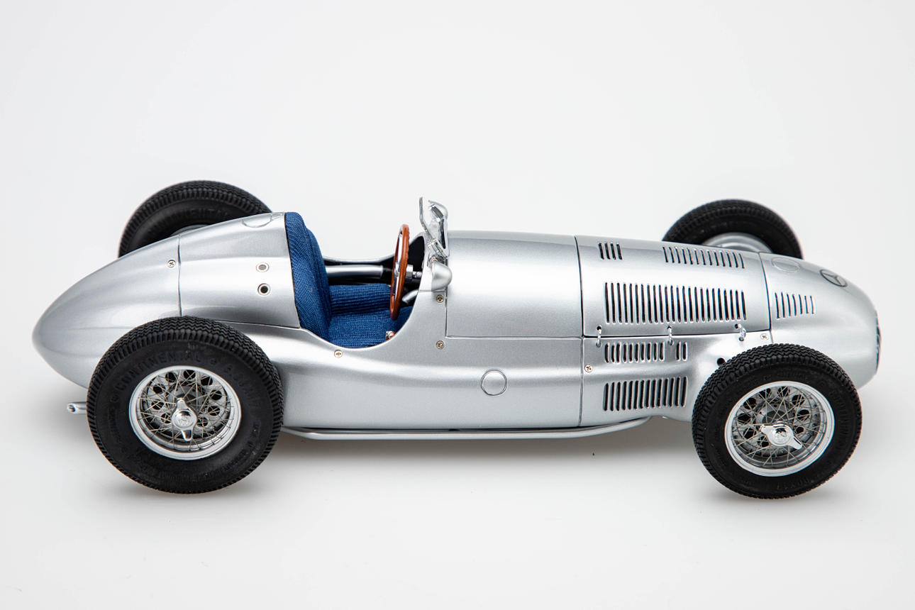 Mercedes Benz W165 1939 1/18スケール M018 1:18 Scale Mercedes-Benz W165 1939 Exquisite Model for