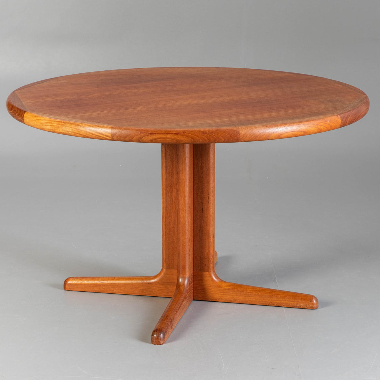 john Kristoffersen & Son, round table / dining table. teak.
