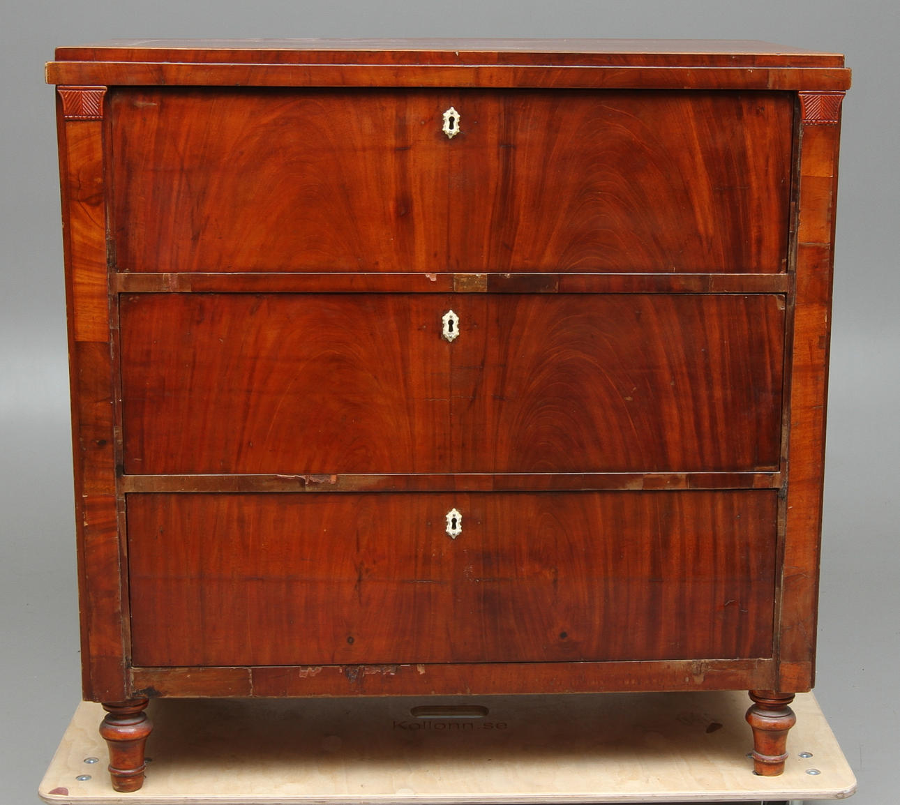 BYRÅ med tre lådor, 1800-talets mitt.