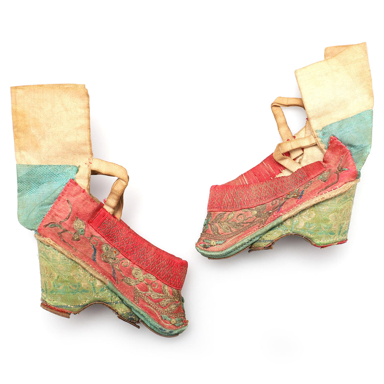 ET PAR KINESISK BRODEREDE SILKE LOTUS-SKO.