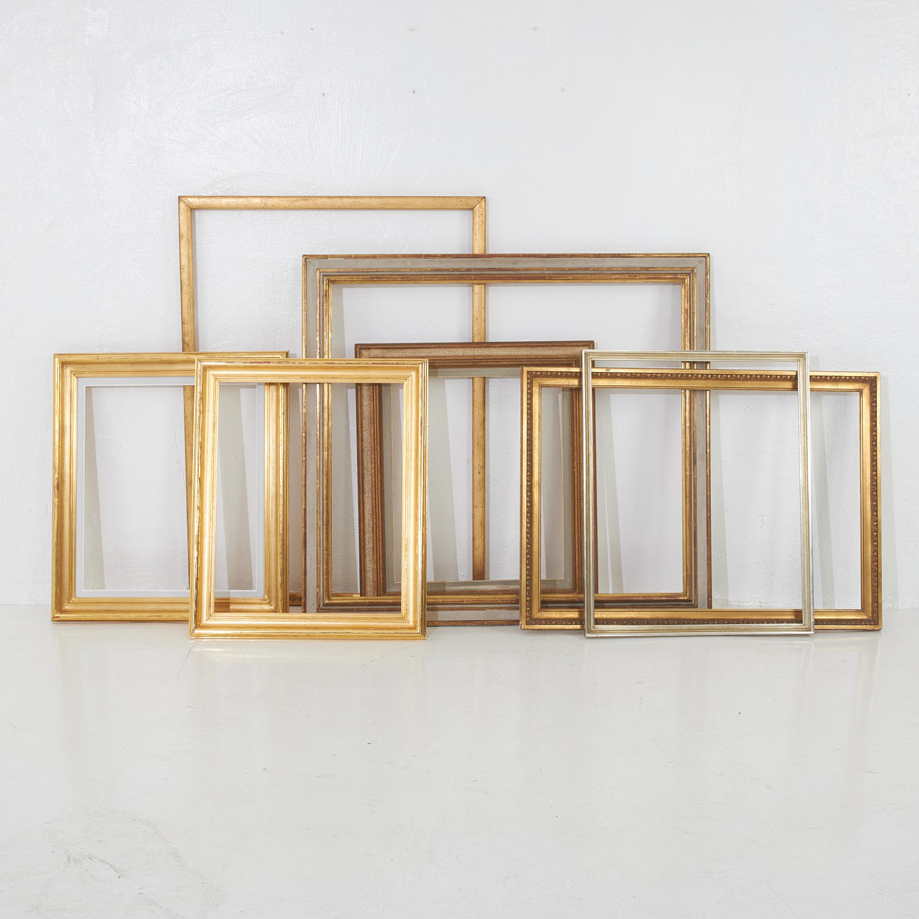 PICTURE FRAMES, 7 pieces, 1900s, partly gilded decor.