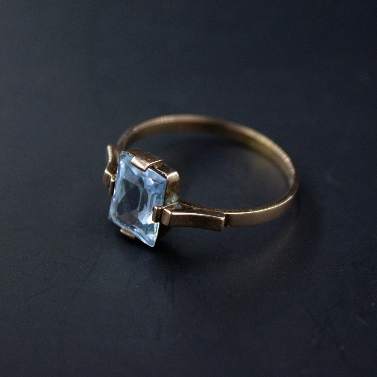 Filigraner Ring mit blauem Stein, 333er Gold.