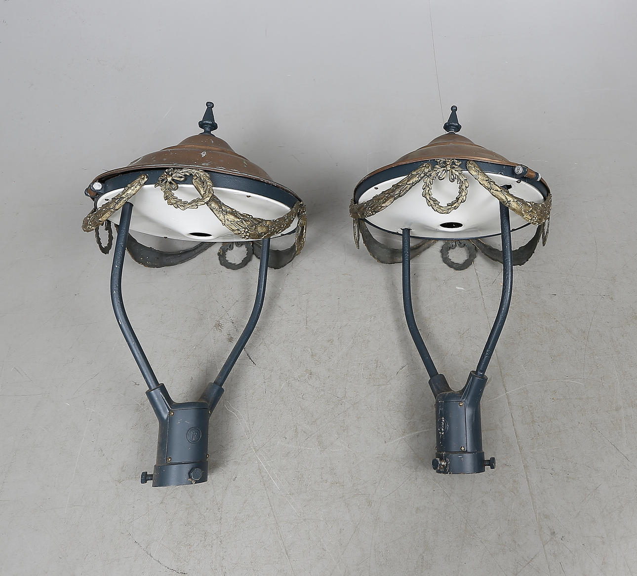 LYKTOR, till stolpar, ett par, gustaviansk stil, 1900-tal.