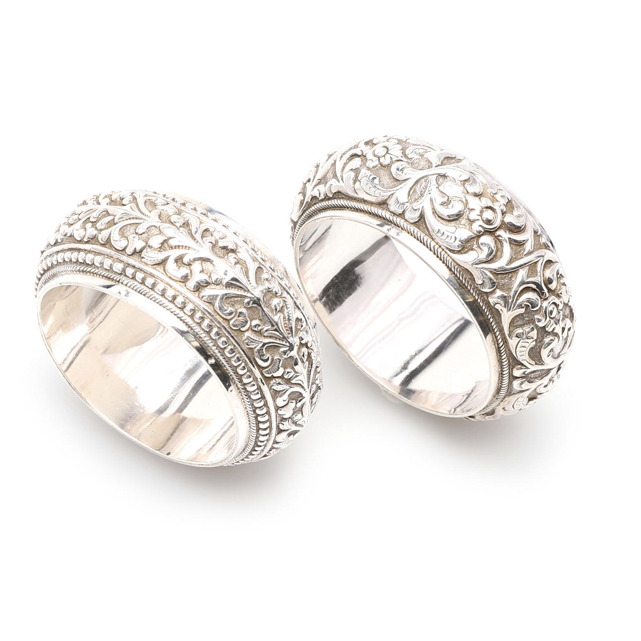 TVÅ INDISKA SERVETTRINGAR.