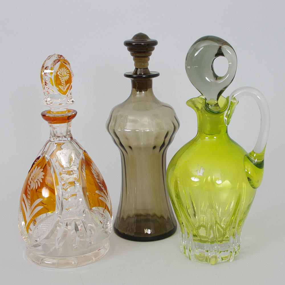 KARAFFER, 3 stycken, färgat glas.