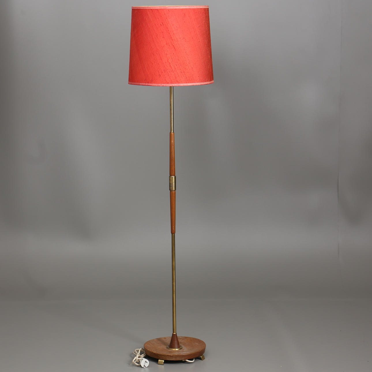 GOLVLAMPA. Teak. Mässing. 1950/60-tal.