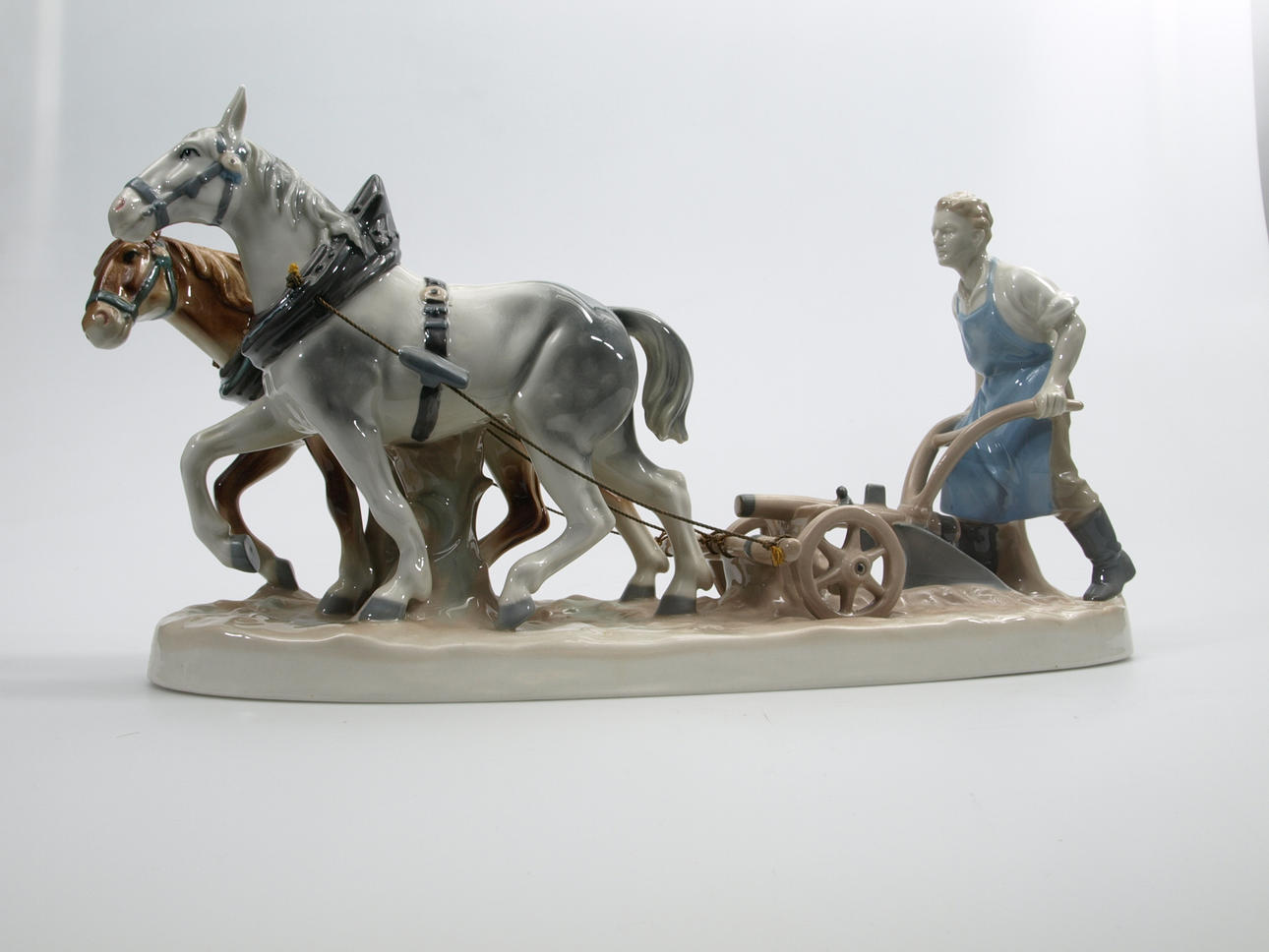 FIGURIN, porslin, Bonde med hästar och plog, troligen Tyskland.