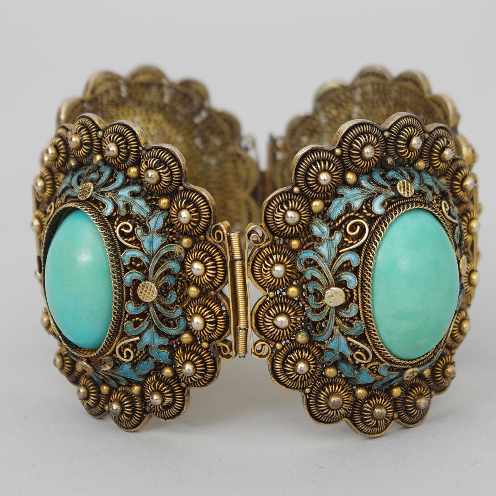 ARMBAND, silver med emaljinläggningar och gröna stenar.