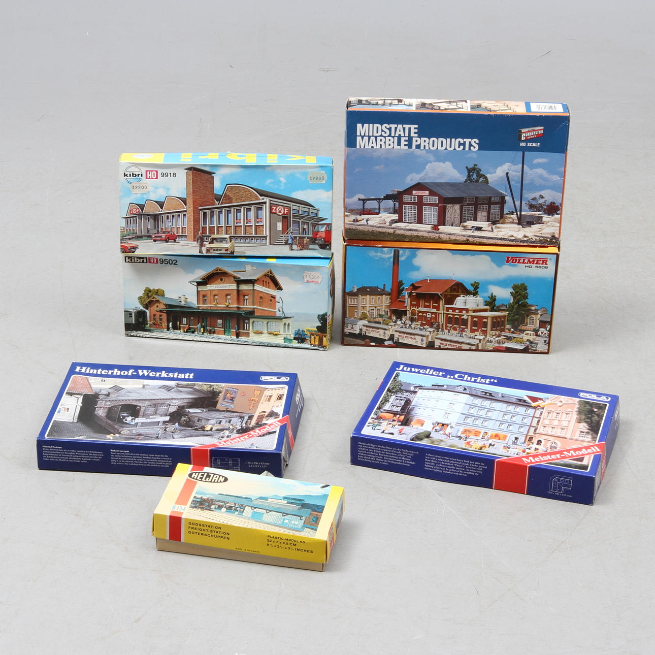 MODELLTÅG Byggnader och tillbehör byggsatser. Cirka 13 delar. Bland annat KIBRI, POLA, och VOLLMER. Originalkartonger.
