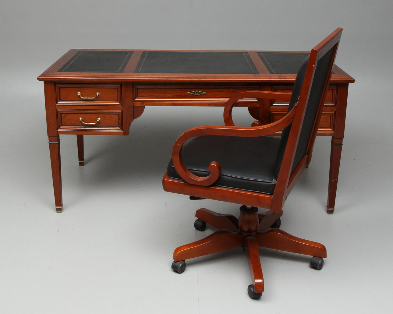 SKRIVBORD, med SKRIVBORDSSTOL, engelsk stil, Grange, 1900-tal.