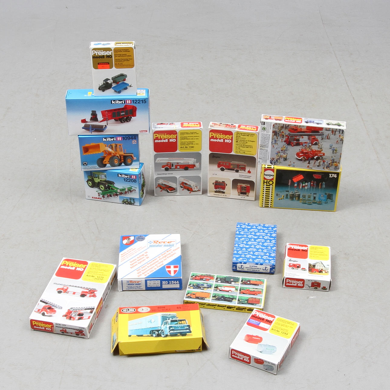 MODELLTÅG Fordon och tillbehör. Cirka 15 stycken. Bland annat KIBRI, Heljan och Preiser. Originalkartonger.