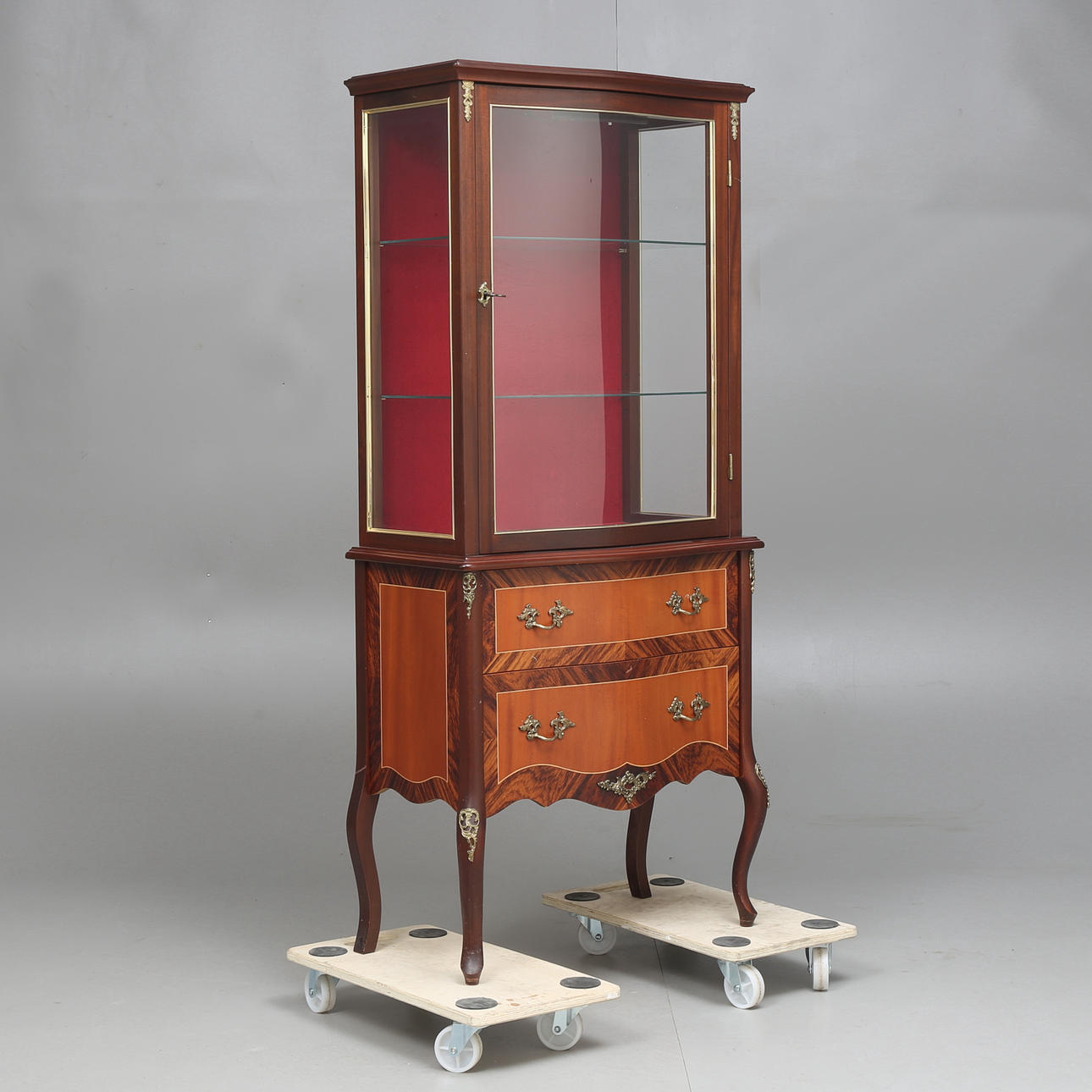 SKÅP/VITRIN, 2 glashyllor, 1950/60 tal.