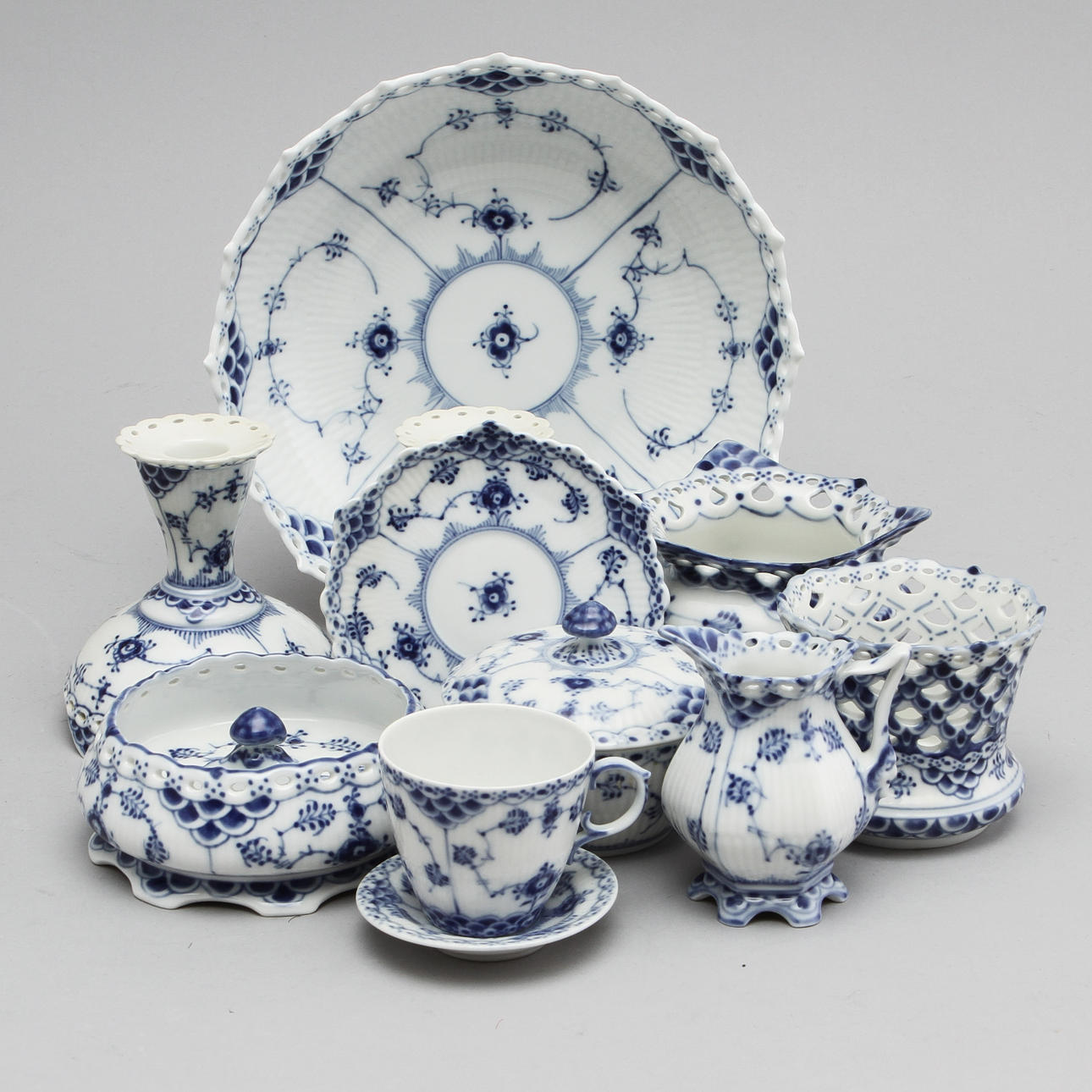 MATSERVIS, porslin, "Musselmalet", 65 delar, helblond, Royal Copenhagen.