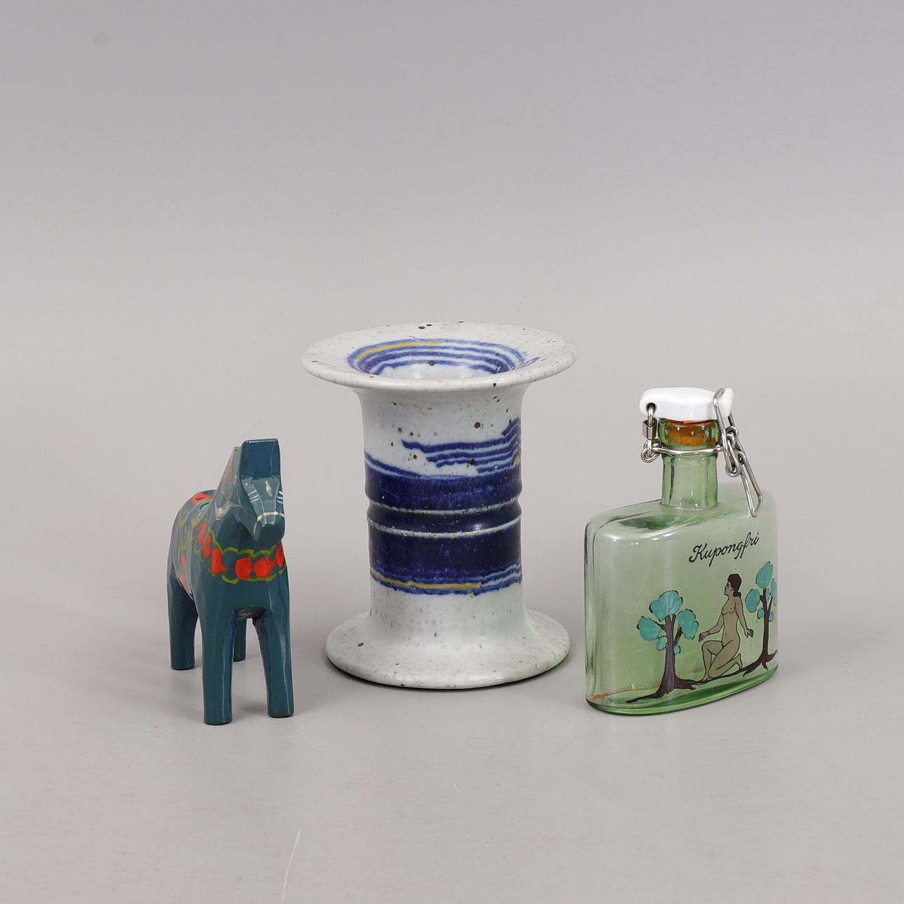 DALARHÄST, FLASKA, VAS, Trä, stengods, glas.