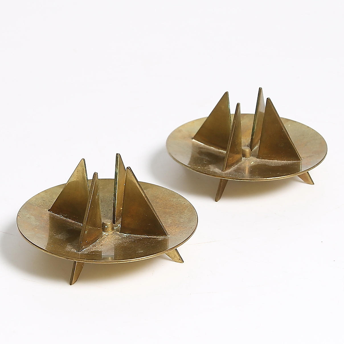 LJUSSTAKAR, 1 par, mässing, Pierre Forsell, Skultuna, 1900-tal.