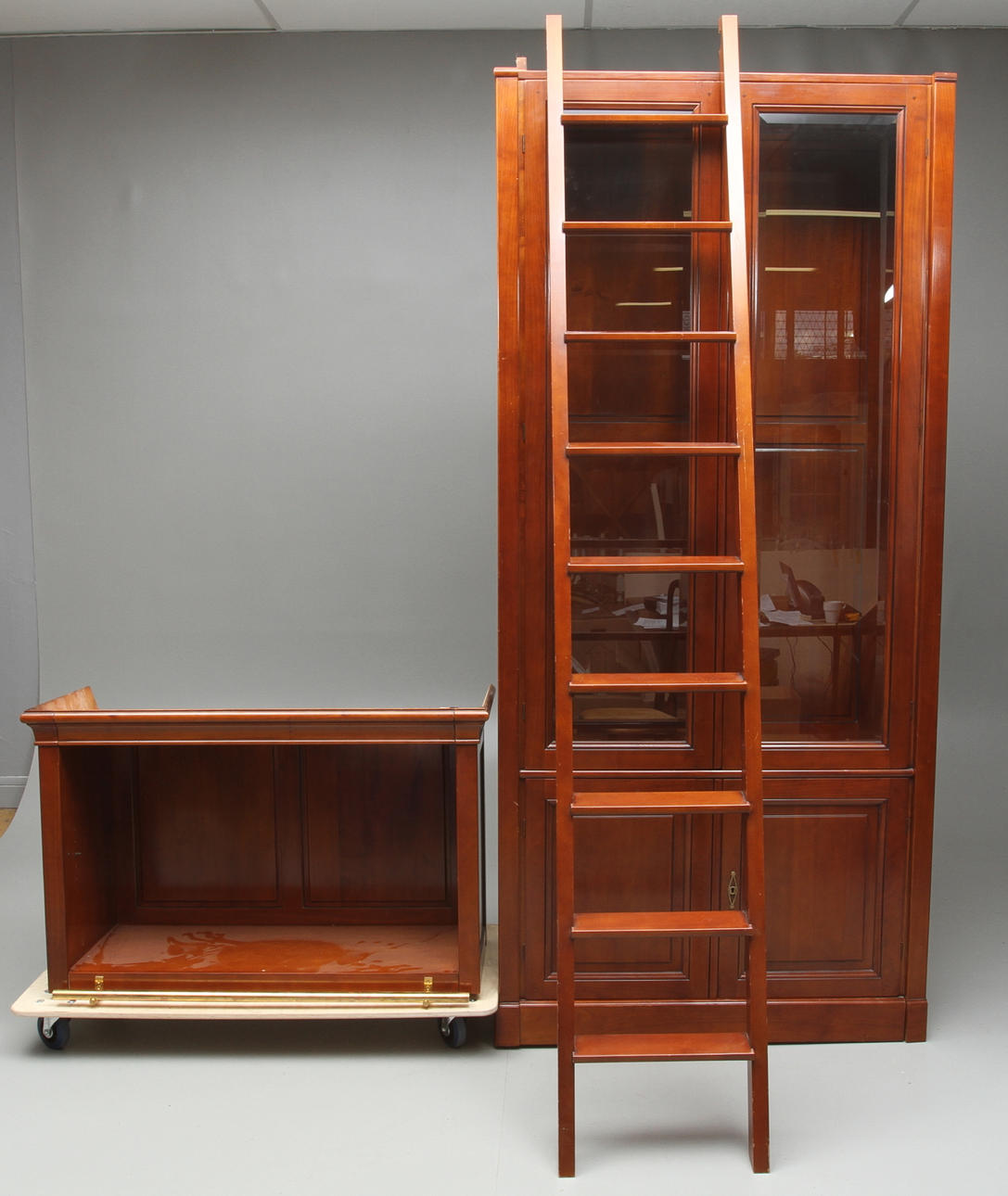 VITRINSKÅP, med biblioteksstege, Grange, 19/200-tal.