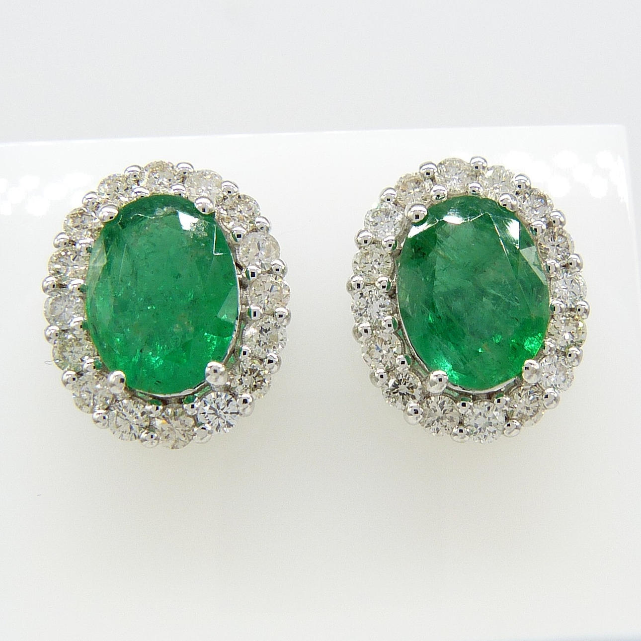 EMERALD & DIAMOND CLUSTER EAR STUDS.