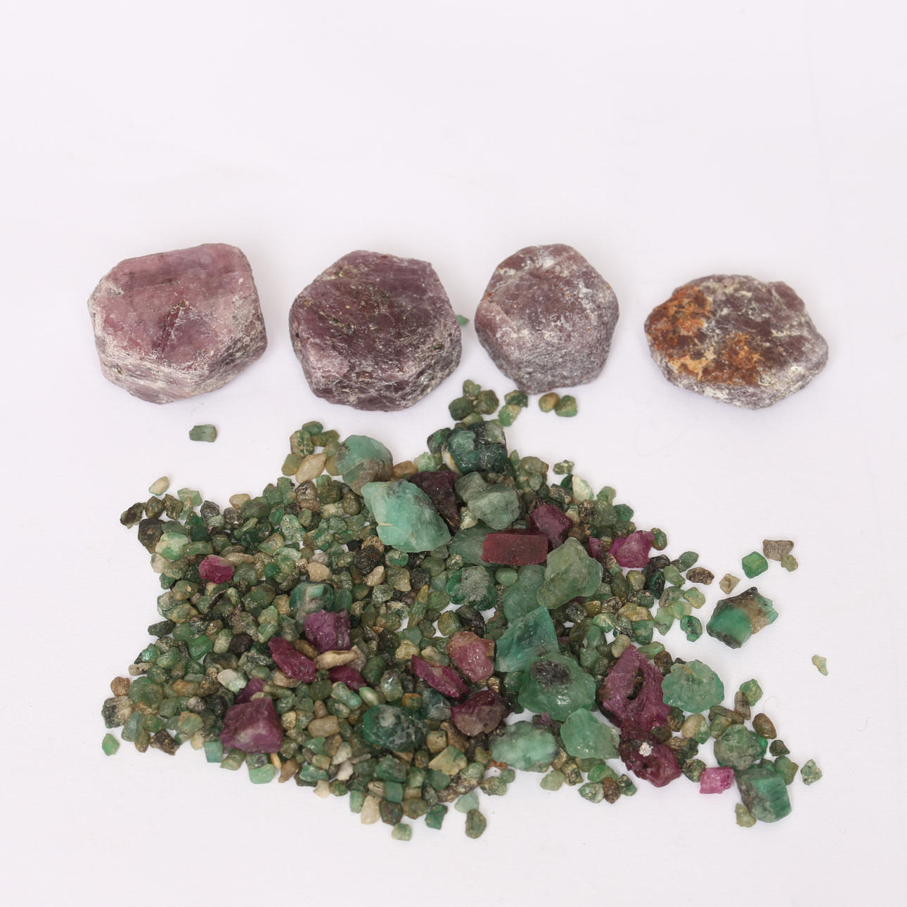 RAAKAAT smaragdit ja RUBIINIT, noin 256 ct.