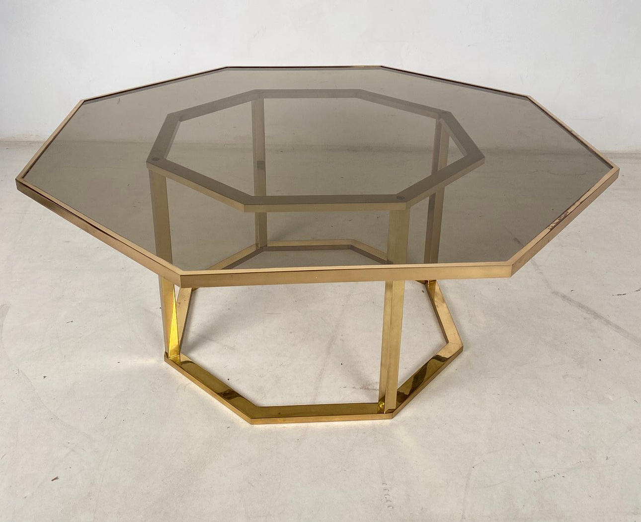 Mesa de centro estilo Hollywood Regency.