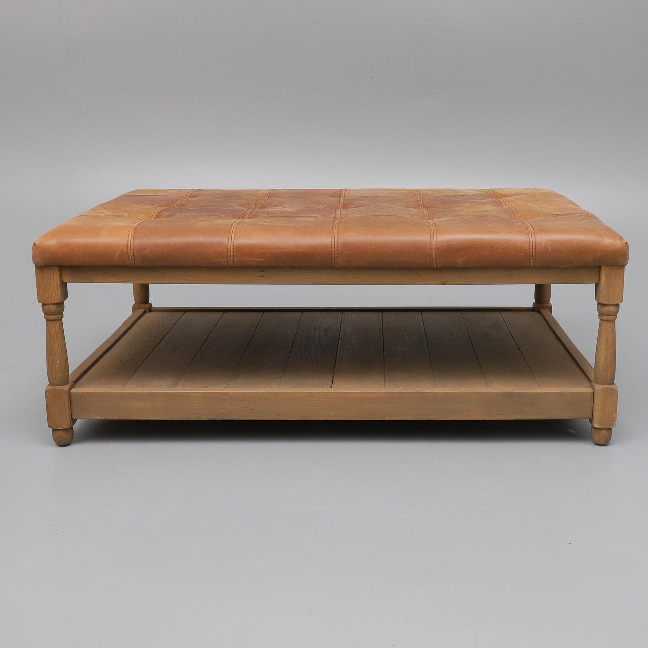 OKA. UN TABURETE DE CENTRO TABURETE CON ESTRUCTURA DE ROBLE CONTEMPORÁNEO.