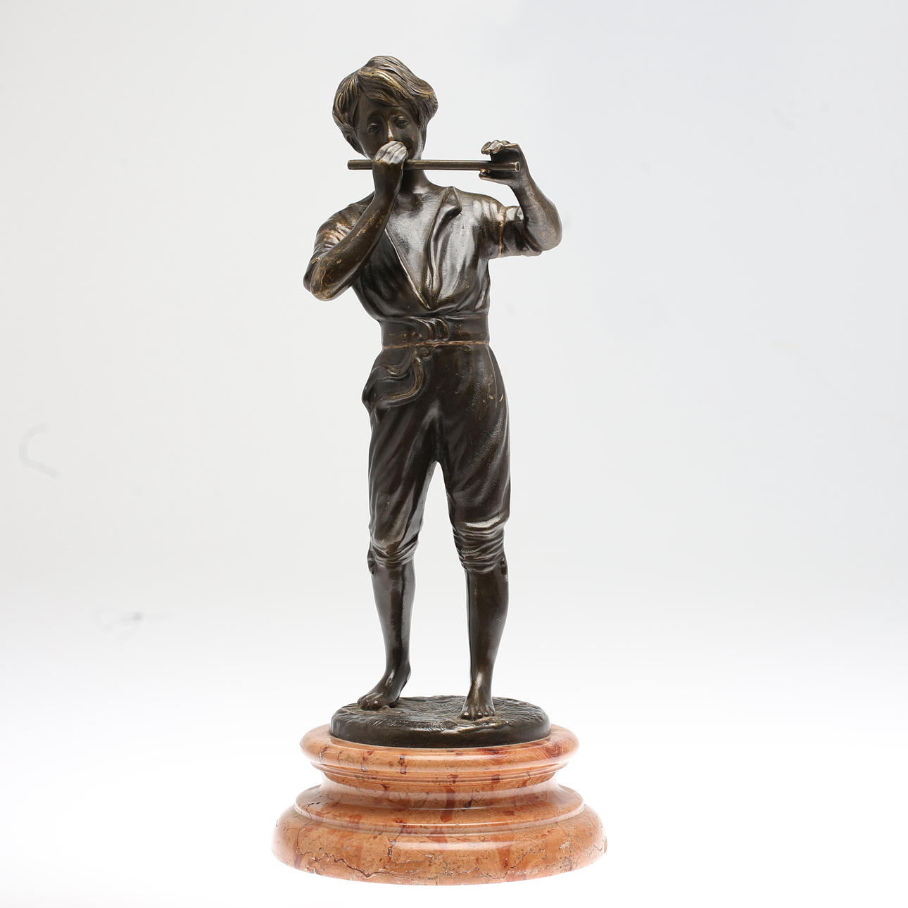 OIDENTIFIERAD KONSTNÄR. Pojke med flöjt. Brons. Otydlig signatur.