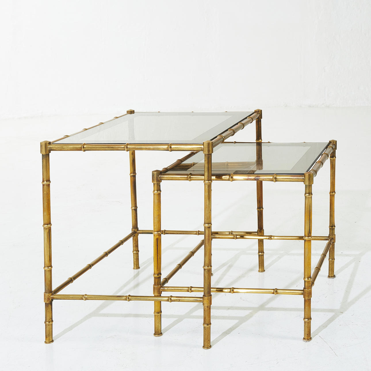 SATSBORD, 2 delar, mässing och glas, bambuimitation.