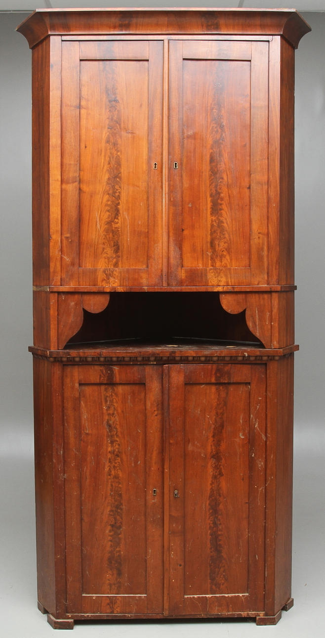 HÖRNSKÅP, mahognyfanér, 1800-tal.
