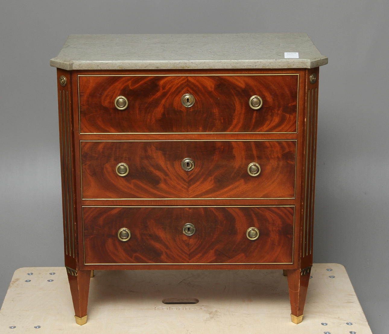 BYRÅ med huggen stenskiva, sengustaviansk stil, 1800-tal.