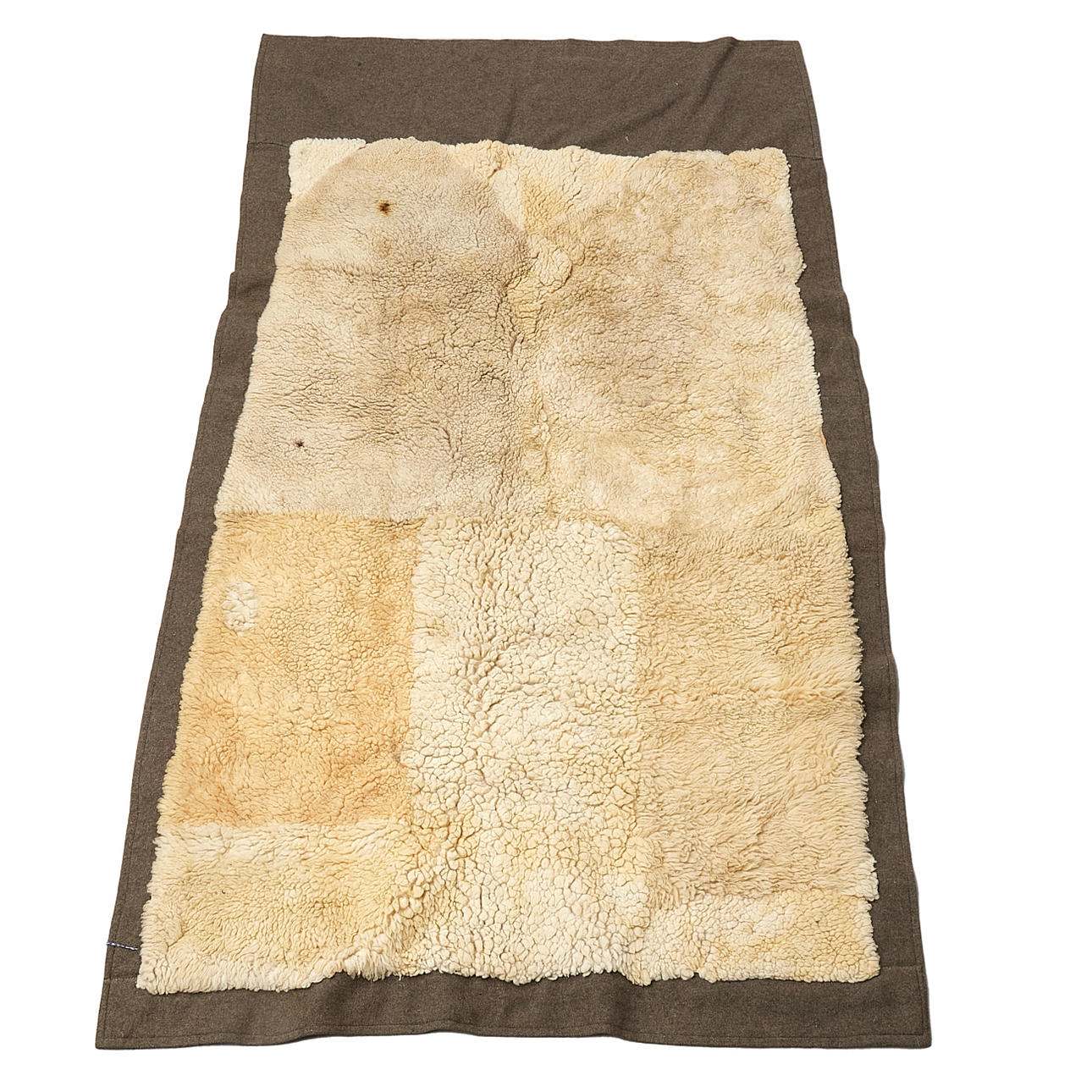 VAGNSTÄCKE med fårskinn.