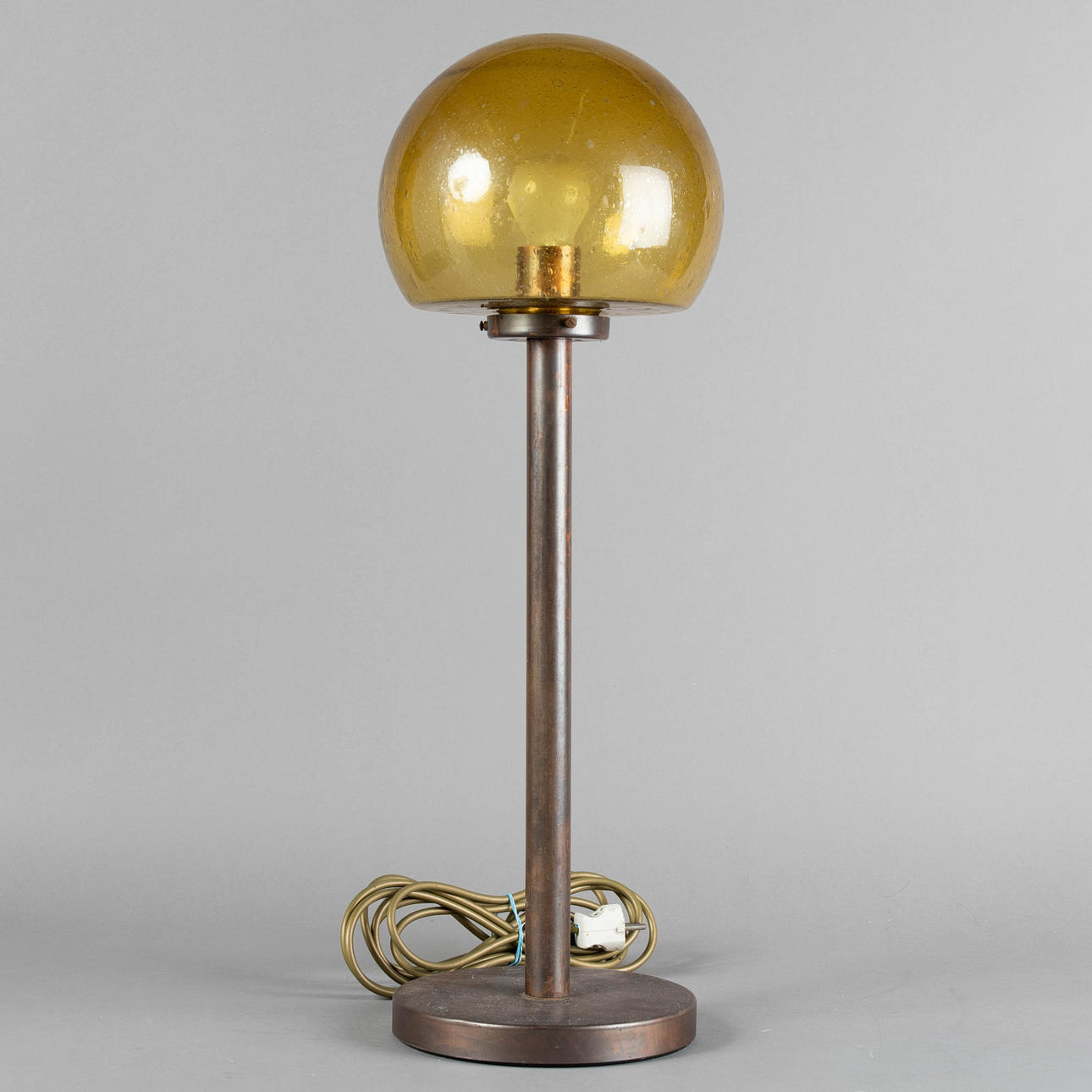 bordslampa med glaskula.