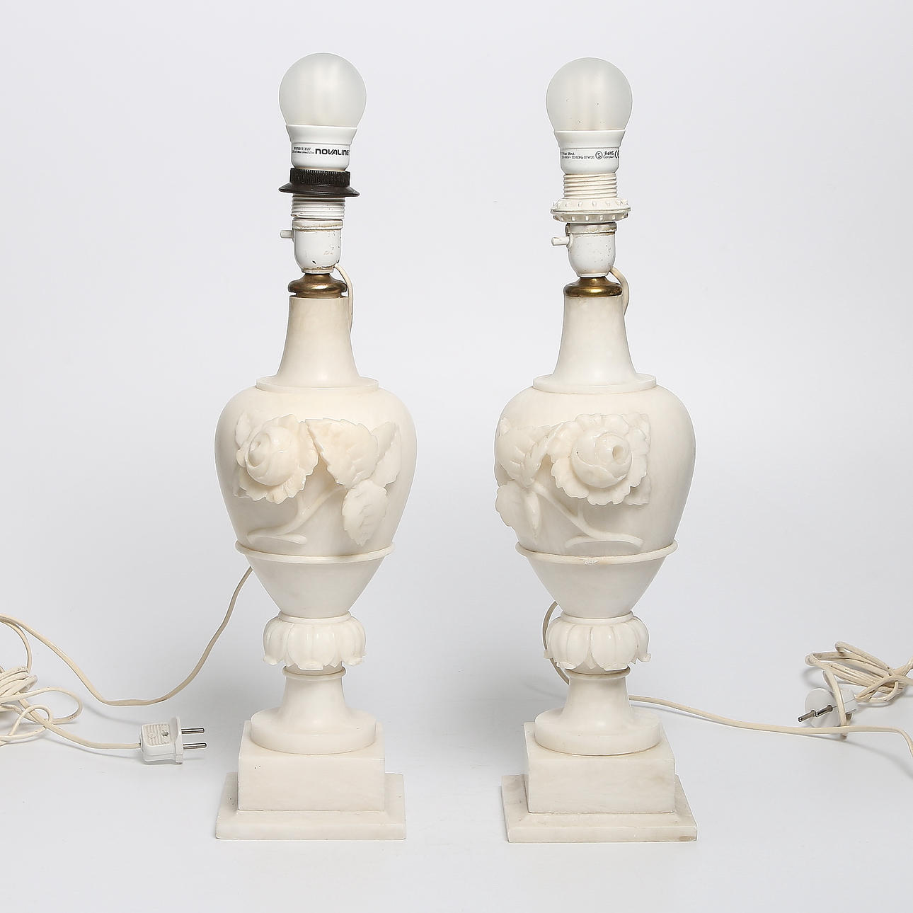 BORDSLAMPOR, 1 par, alabaster, dekor av rosor, 1900-tal. Höjd 46 cm.